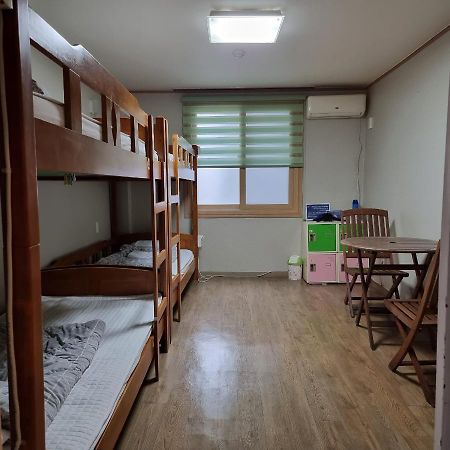 ยูแอนด์ไอ เกสท์เฮาส์ Hotel เมืองเชจู ภายนอก รูปภาพ